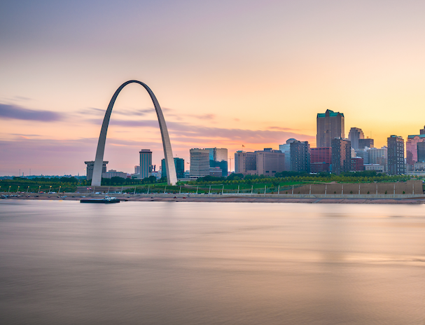 Rio Mississippi frente al Arco de St. Louis, Missouri.